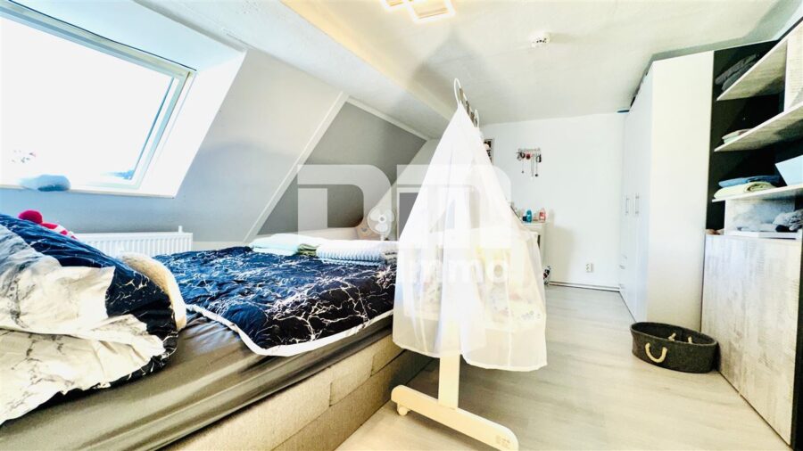 Vollvermietetes Wohn- und Gewerbeensemble: 3 Wohnungen + 2 Gewerbeeinheiten - WE3 DG Schlafzimmer